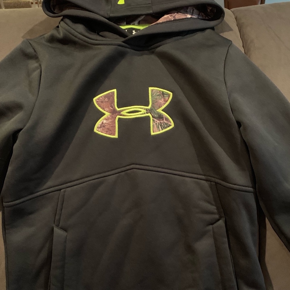 Boys Under Armour Hooded sweatshirt. Size medium
